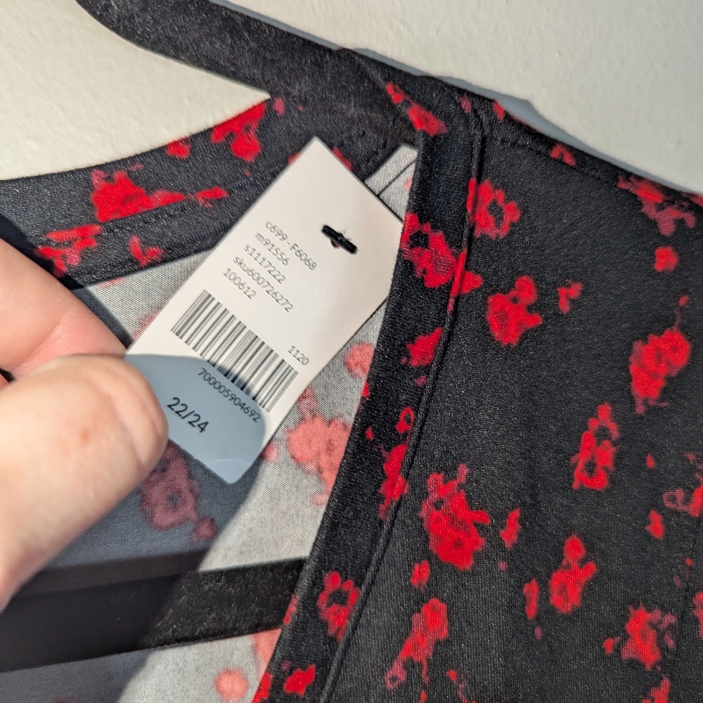 22/24 NWT Lane Bryant Black & Red Print Stretch V-Neck Top - Picture 3 of 4